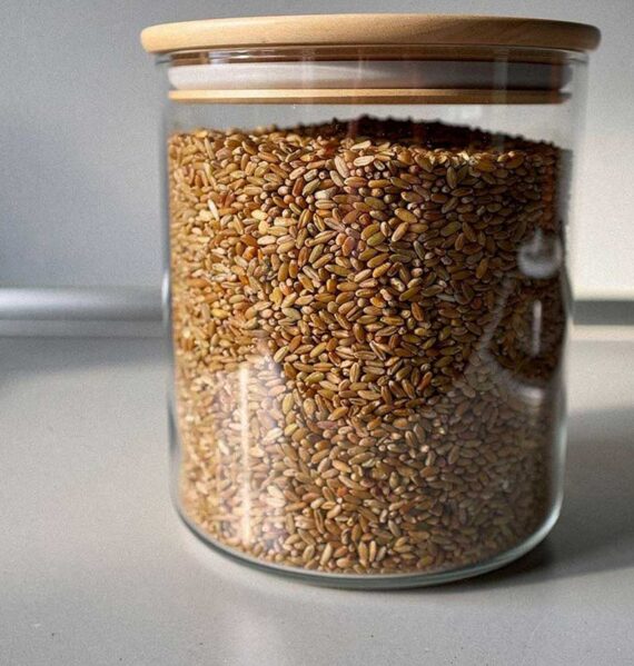 Een grote voorraadbus met droge freekeh.