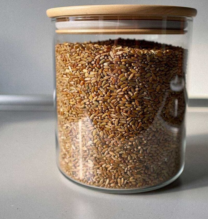 Een grote voorraadbus met droge freekeh.