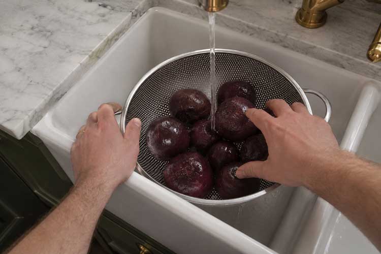 Giet de bieten af en spoel ze kort onder koud water