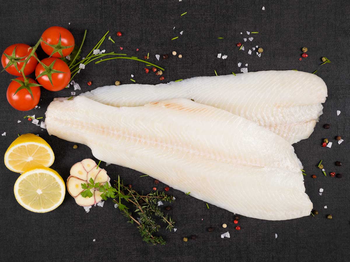 Rauwe heilbotfilets liggen te wachten om gebakken te worden.