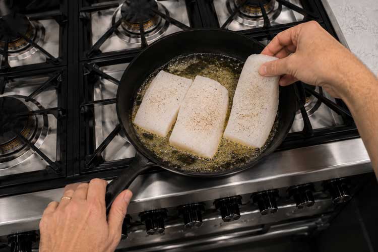Leg de filets in de pan en bestrooi ze meteen met een beetje zout en peper