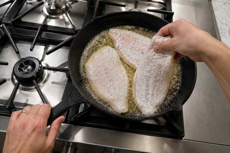 Leg de scholfilets voorzichtig in de pan