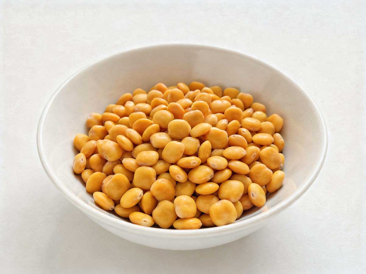 Gekookte lupinebonen in een wit keramiek schaaltje