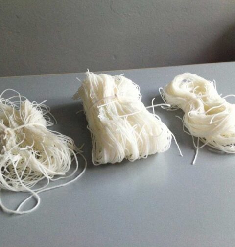Drie bundels gedroogde mihoen, waarvan er 1 een beetje minder is.