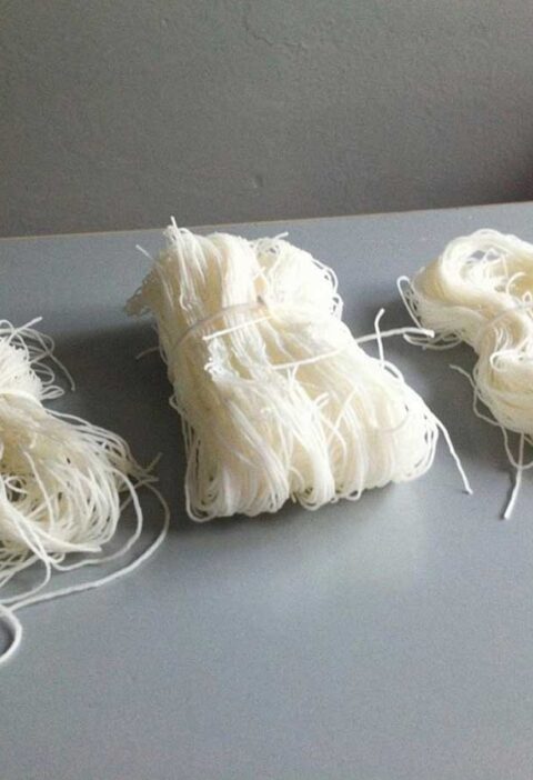 Drie bundels gedroogde mihoen, waarvan er 1 een beetje minder is.