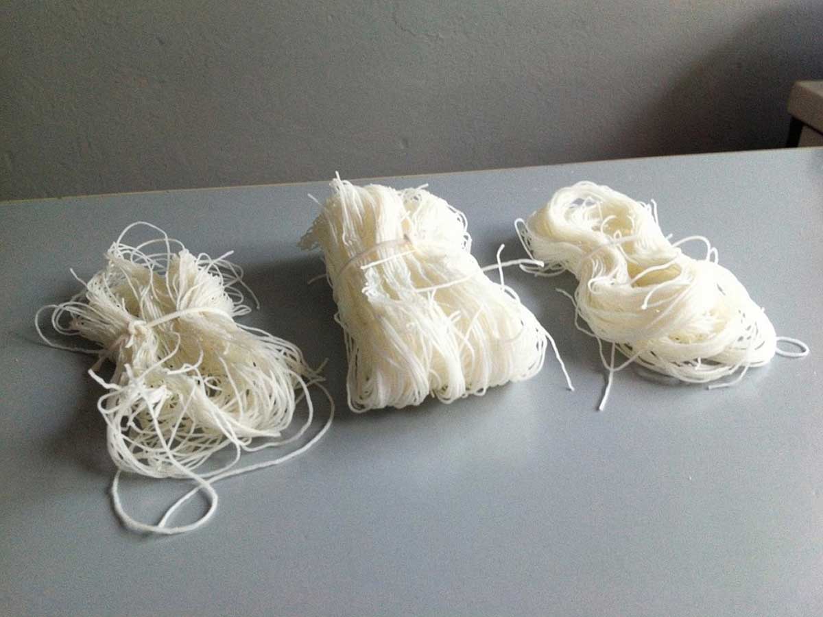 Drie bundels gedroogde mihoen, waarvan er 1 een beetje minder is.