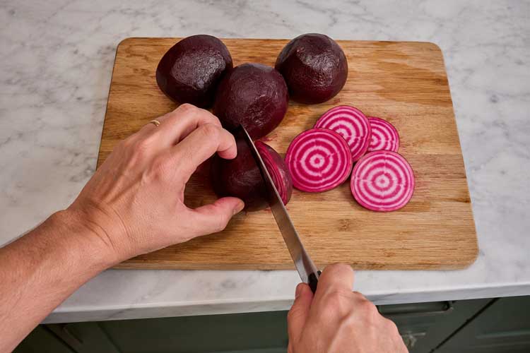 Snij de bieten in plakken of blokjes, of laat ze afkoelen