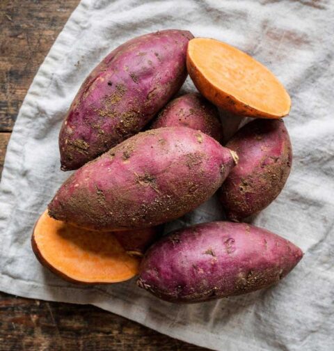 Zoete aardappelen koken, eerst schillen en wassen, door Wilhelmus Hengstmengel
