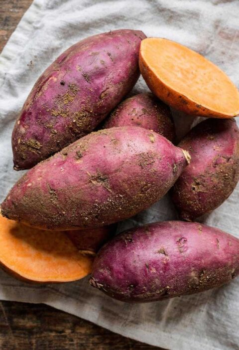 Zoete aardappelen koken, eerst schillen en wassen, door Wilhelmus Hengstmengel
