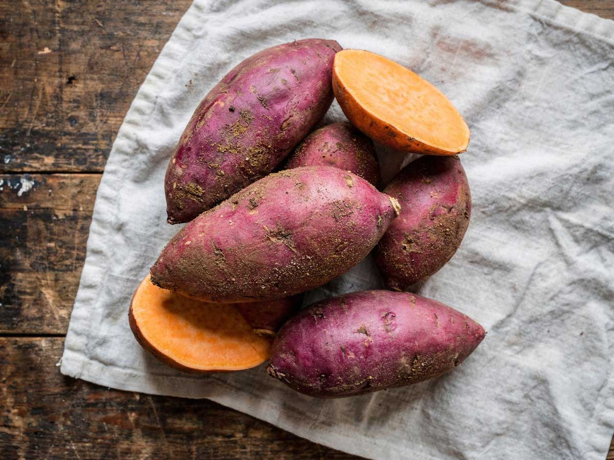 Zoete aardappelen koken, eerst schillen en wassen, door Wilhelmus Hengstmengel