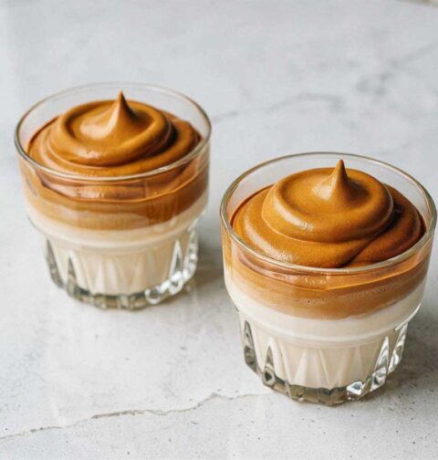Zelf Dalgona koffie maken? Het simpele recept voor ijskoffie