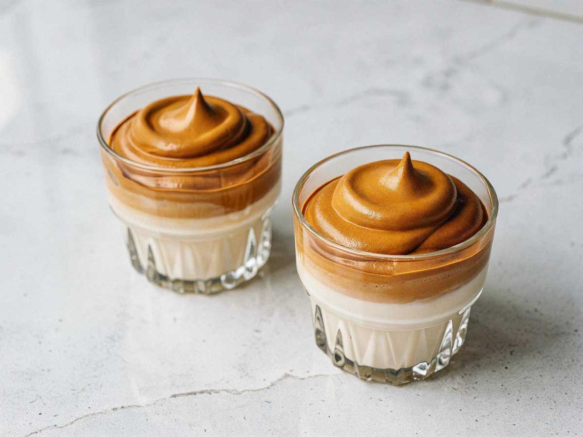 Zelf Dalgona koffie maken? Het simpele recept voor ijskoffie