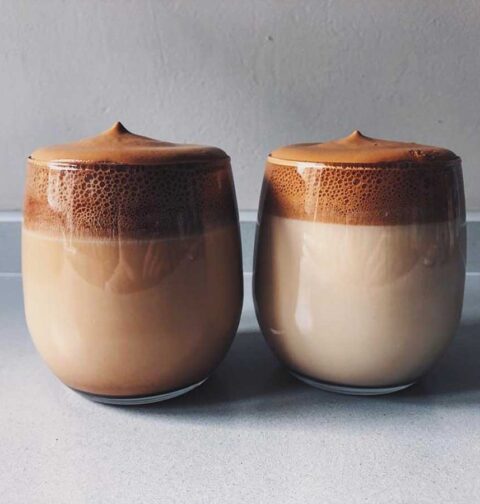 2 Glazen dalgone koffie, die je eigenlijk heel simpel zelf kunt maken.