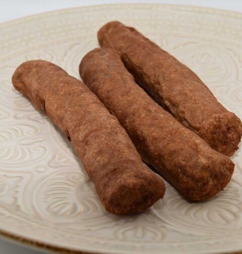 3 gefrituurde frikandellen op een bord.