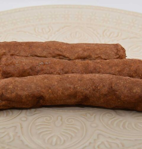 3 frikandellen die straks worden opgewarmd.