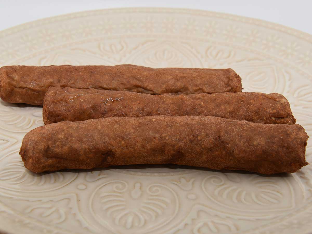 3 frikandellen die straks worden opgewarmd.