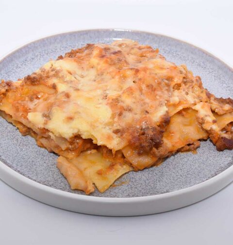 Een stuk overgebleven lasagne om morgen op te warmen.