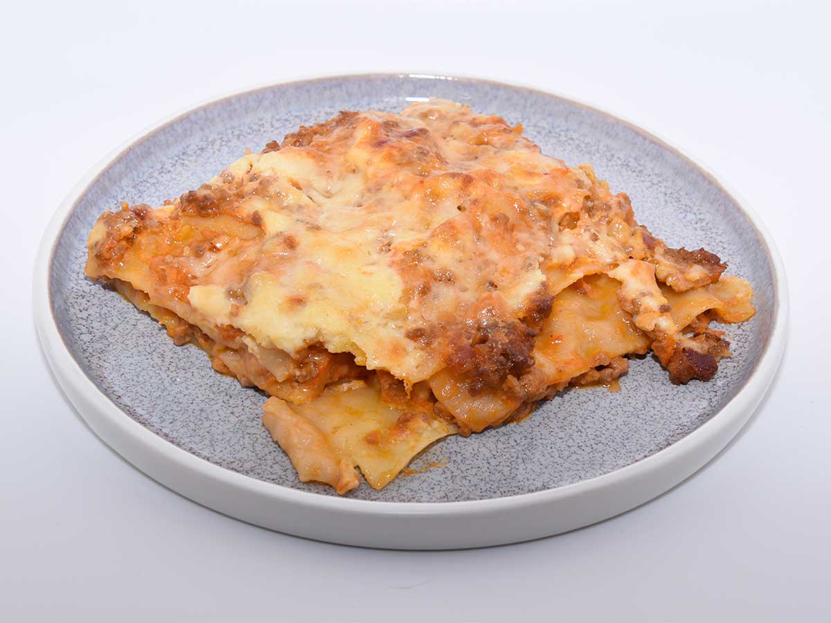Een stuk overgebleven lasagne om morgen op te warmen.