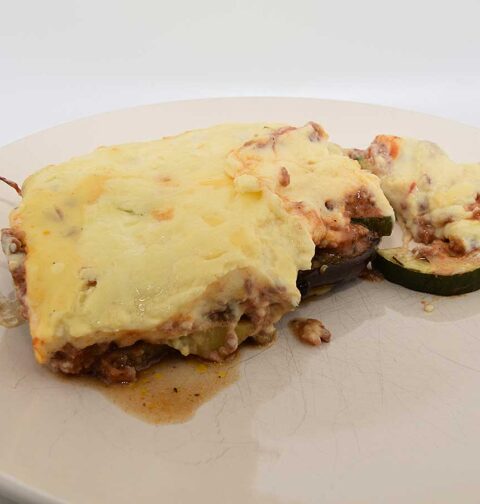 Een overgebleven stuk zelfgemaakt moussaka, dat morgen kan worden opgewarmd.