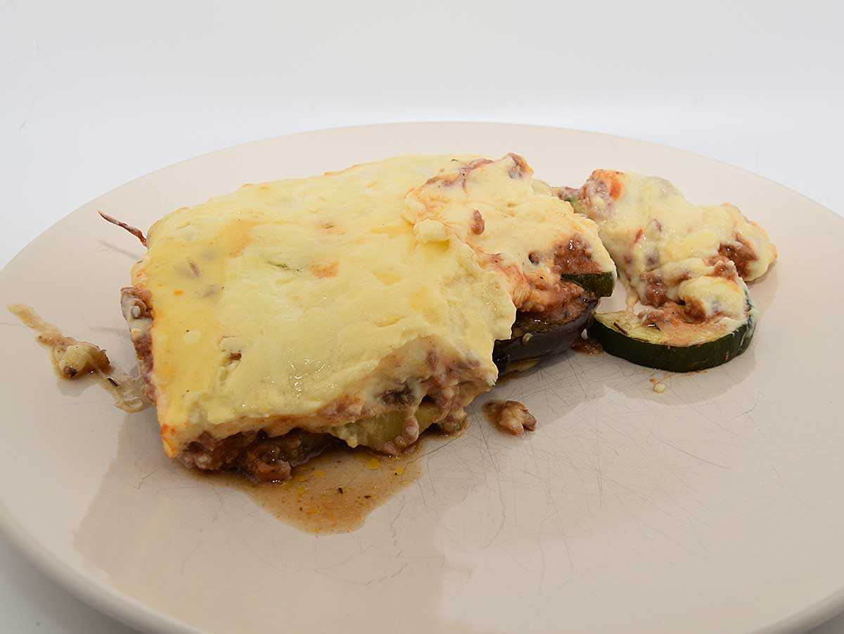 Een overgebleven stuk zelfgemaakt moussaka, dat morgen kan worden opgewarmd.