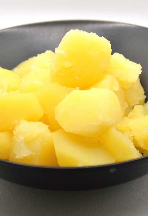 Een donker schaaltje met daarin gekookte aardappelen