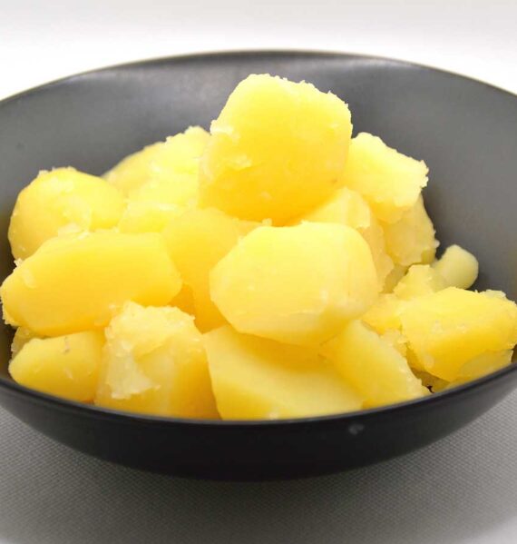 Een donker schaaltje met daarin gekookte aardappelen