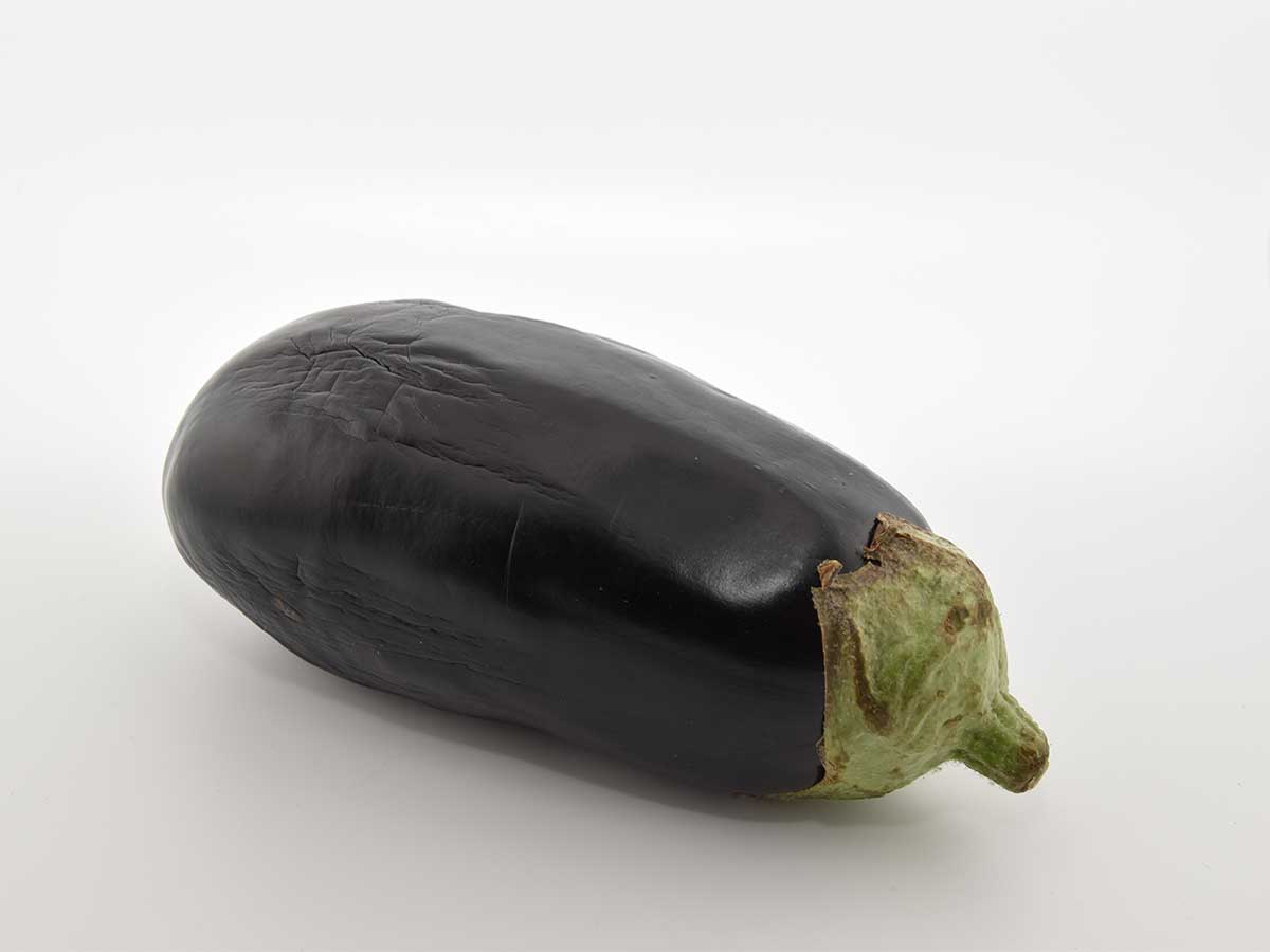 Een aubergine die al ouderdomsverschijnselen heeft, maar die ook nog lekker kan zijn.