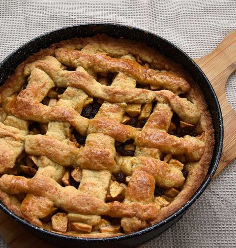 Grootmoeders appeltaart, nog in de springvorm. Deze gaat zo de vriezer in voor kerstmis.