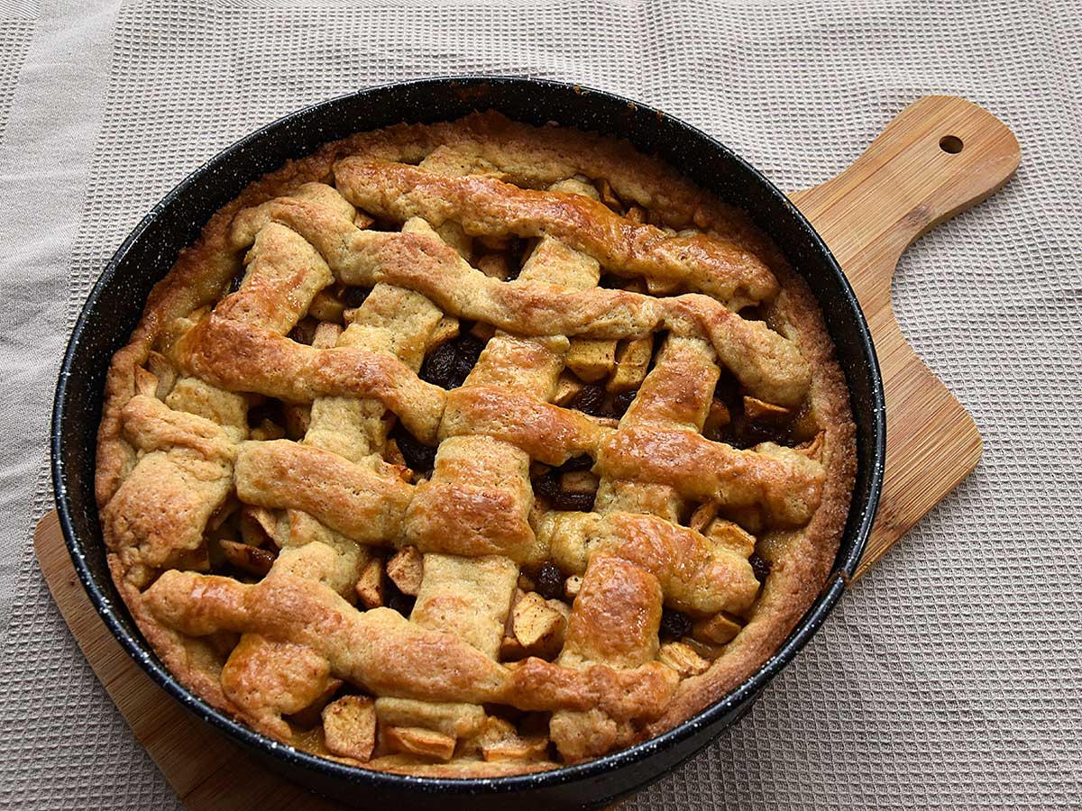 Grootmoeders appeltaart, nog in de springvorm. Deze gaat zo de vriezer in voor kerstmis.
