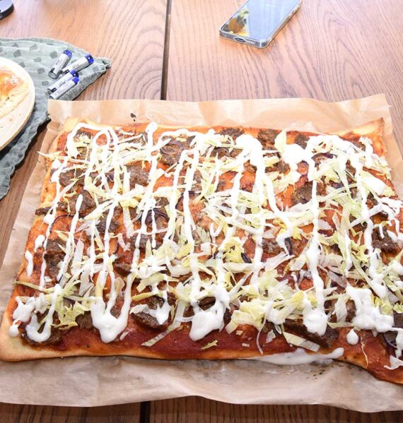 Rechthoekige pizza kebab met zelfgemaakte gehaktkebab.