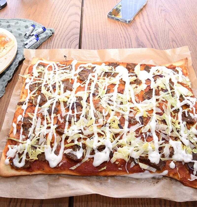 Rechthoekige pizza kebab met zelfgemaakte gehaktkebab.