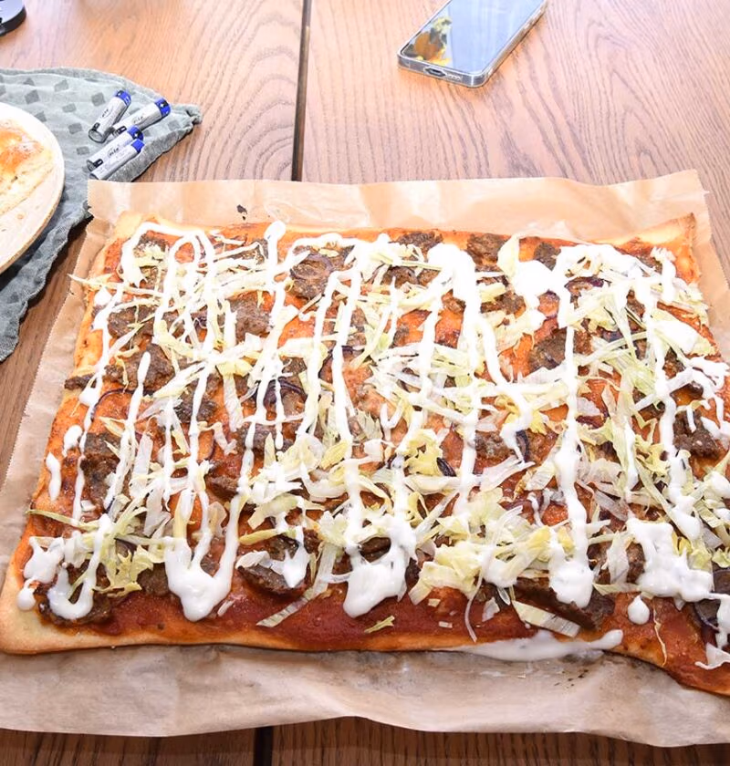 Rechthoekige pizza kebab met zelfgemaakte gehaktkebab.