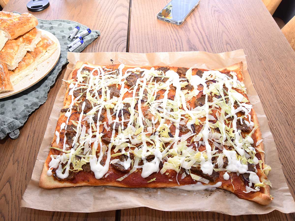 Rechthoekige pizza kebab met zelfgemaakte gehaktkebab.
