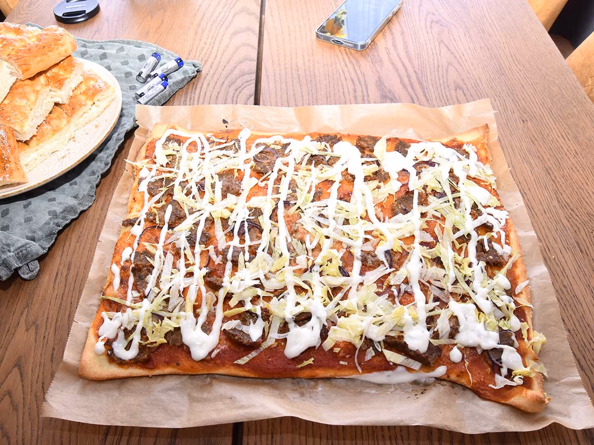 Rechthoekige pizza kebab met zelfgemaakte gehaktkebab.