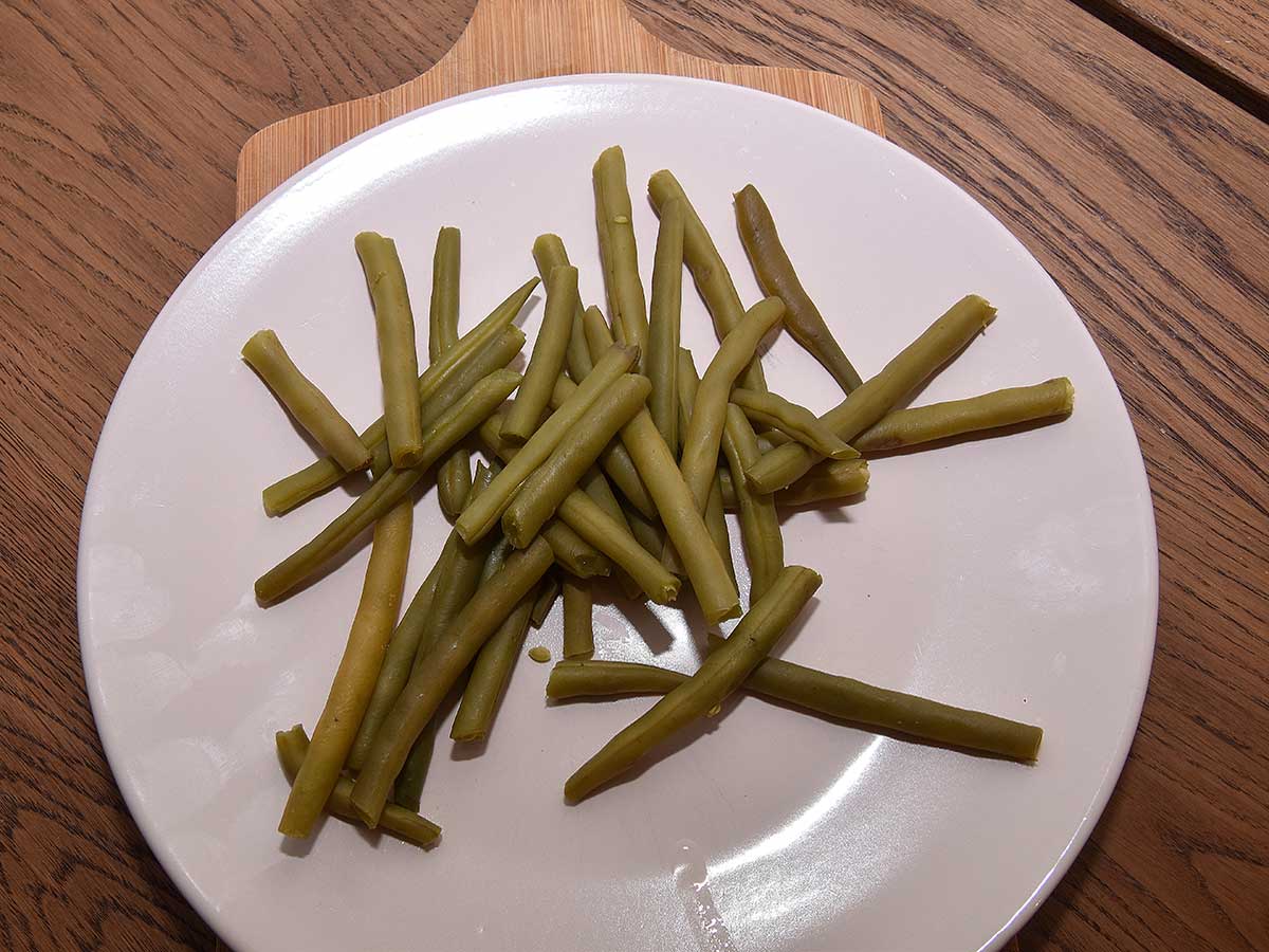 Een bord met daarop net gekookte sperziebonen.