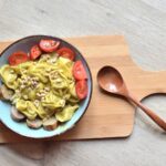 Hoe groene salade met appel, spek en ravioli maken