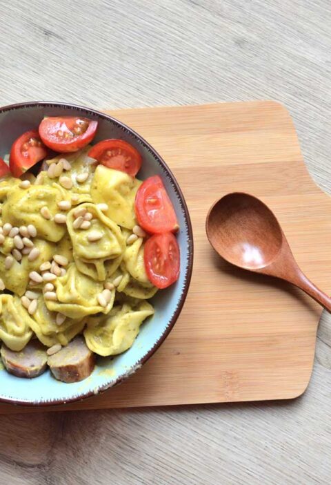 Een heerlijke salade waarin gekookte tortellini verwerkt is, met tomaatjes en pijnboompitten.