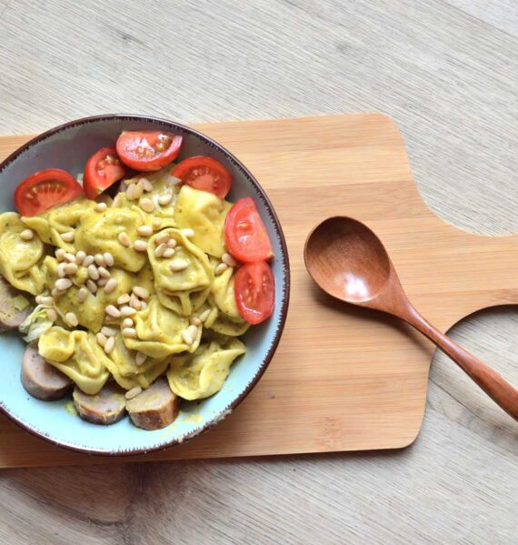Een heerlijke salade waarin gekookte tortellini verwerkt is, met tomaatjes en pijnboompitten.