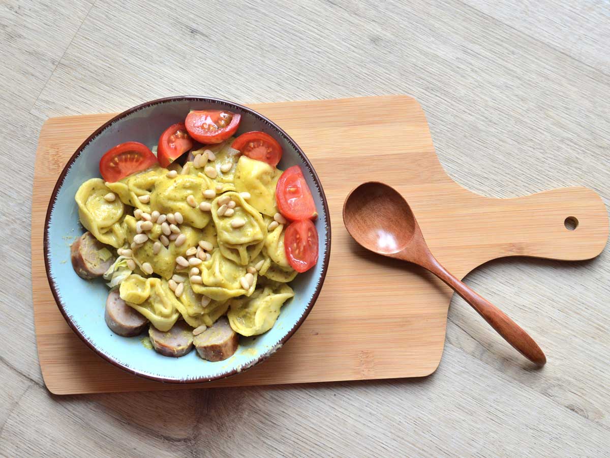 Een heerlijke salade waarin gekookte tortellini verwerkt is, met tomaatjes en pijnboompitten.
