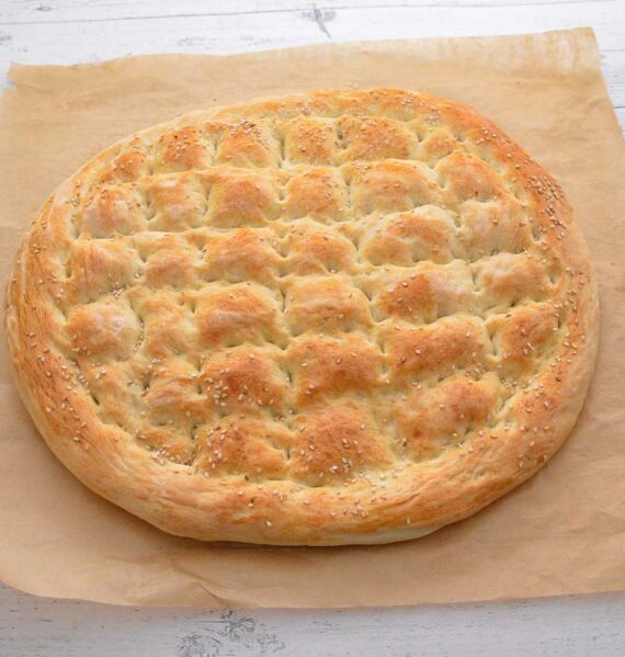 Een heel Turks brood op bruin bakpapier.