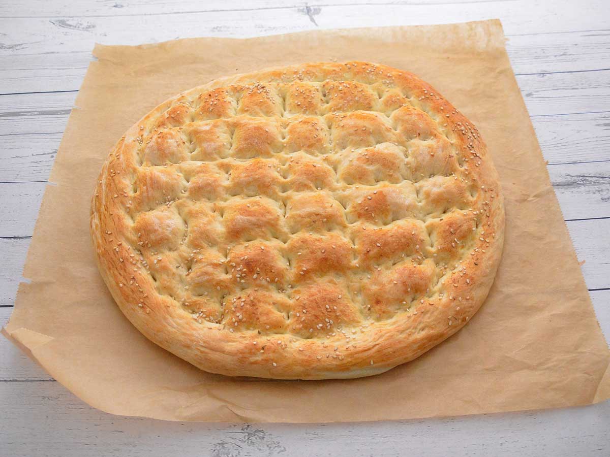 Een heel Turks brood op bruin bakpapier.