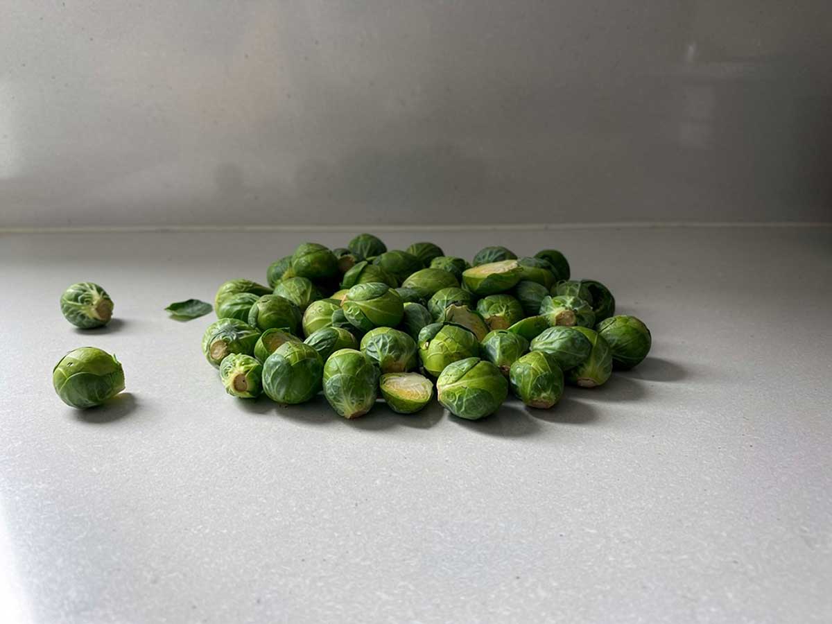 Verse spruitjes op het werkblad, om schoongemaakt te worden.