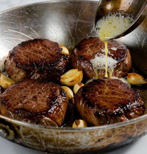 4 tournedos die gearroseerd worden in een koekenpan.