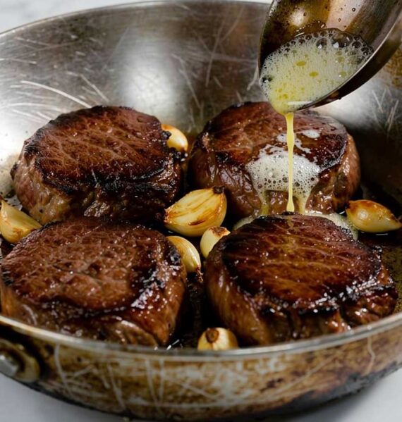 4 tournedos die gearroseerd worden in een koekenpan.