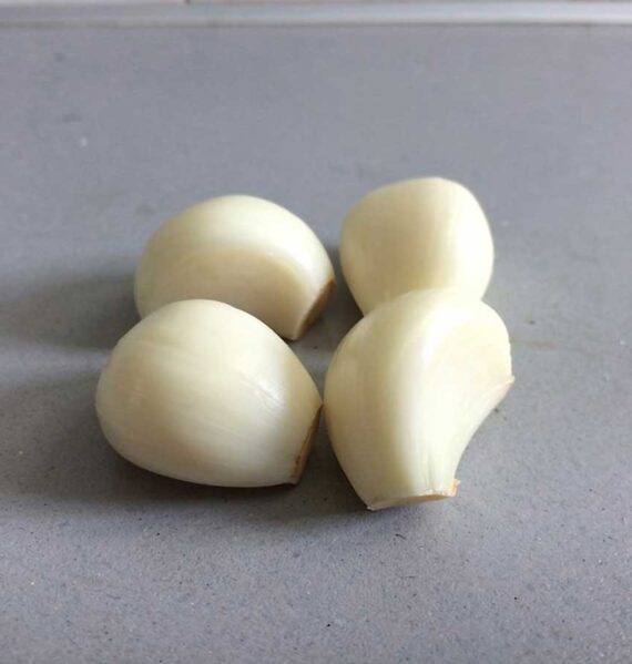 4 schoongemaakte knoflookteentjes. Hoeveel zullen ze wegen?