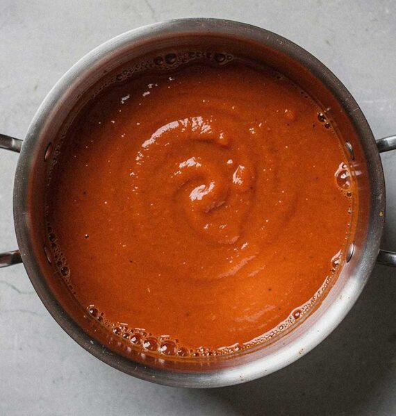 Een pan vol met net gekookte tomatensoep.