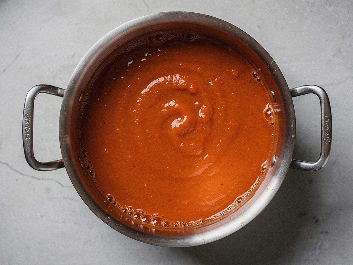 Een pan vol met net gekookte tomatensoep.