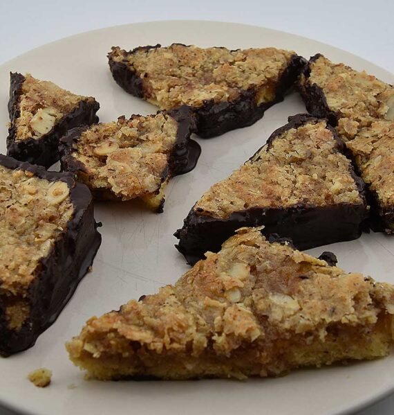 Een bord vol met zelfgemaakte notenhoekjes, sommige met en 1 zonder chocolade.