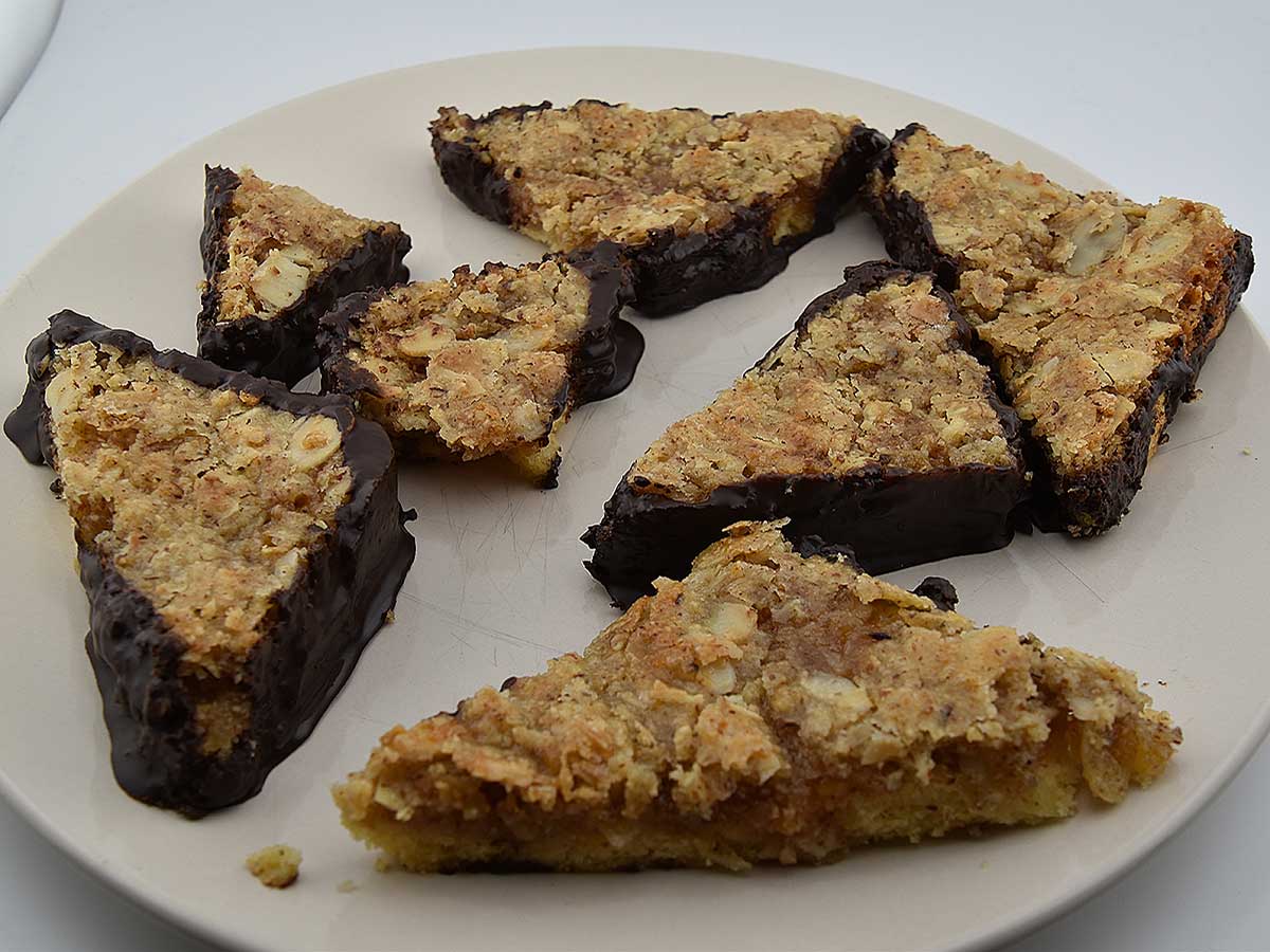 Een bord vol met zelfgemaakte notenhoekjes, sommige met en 1 zonder chocolade.