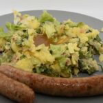 Röstirondjessalade op een omelet